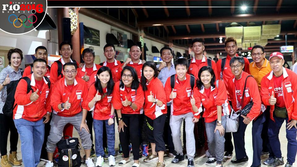 Tim bulutangkis Indonesia di Bandar Udara Soekarno-Hatta sebelum terbang ke Sao Paulo, Rabu (27/07/16)